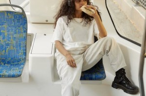 摩旅被警察私家车逼停，警方通报：非工作时间履职，存在不规范