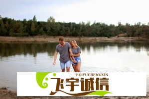 蘑菇视频的红色logo在纯黑色背景下的表现如何？