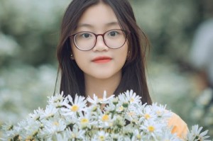 杨幂香港高铁站被偶遇，穿搭低调却难掩星味，路人镜头下美翻了