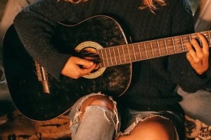 乌克兰女记者遗体被俄归还，战争中的悲剧何时终结？