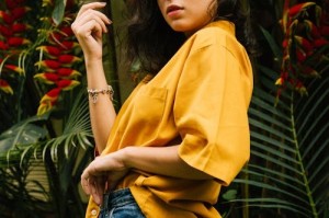《老人船上弄雨荷》第集的剧情分析：人物关系如何影响故事发展？