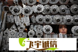 美国运钞车车门突开万现金洒落 路人疯抢现场视频曝光