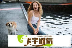 柯淳酒吧蹦迪被拍，粉丝热议：偶像该不该去夜店？