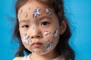 年轻夫妻通过监控陪伴孩子成长：科技让育儿更轻松