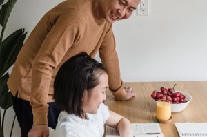 绿城中国：溢价.%竞得浙江嘉兴商住地块，去年三线城市项目开盘表现均超预期