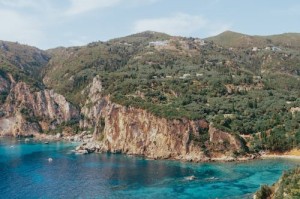 以色列海法附近战略设施在伊朗袭击后发生火灾