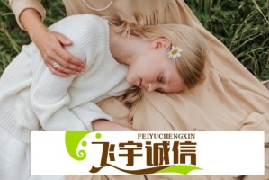 如何通过“我们四个人换着来”的方式提升团队协作效率和创新能力？
