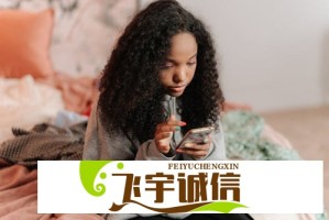 王嘉尔citywalk吃冰淇淋路透曝光 网友：不愧是行走的荷尔蒙
