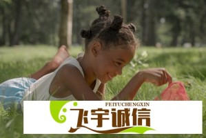 王嘉尔穿睡袍上海逛街，网友：这是什么新潮流？